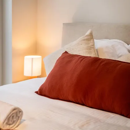 Huswell - Modern Studio with Views Apartment